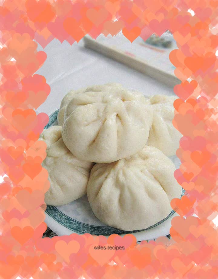 Pickled cabbage, vermicelli and meat buns