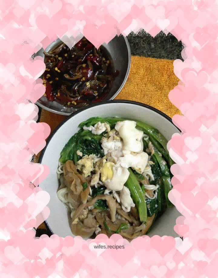 Home-cooked vegetable and egg noodles