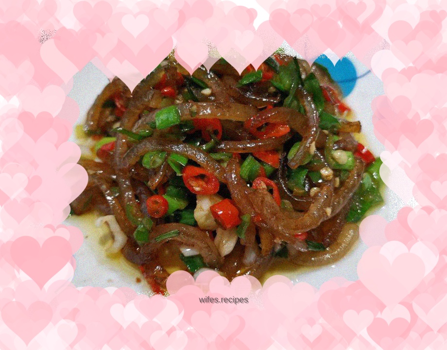 Stir-fried green and red pepper with pork skin