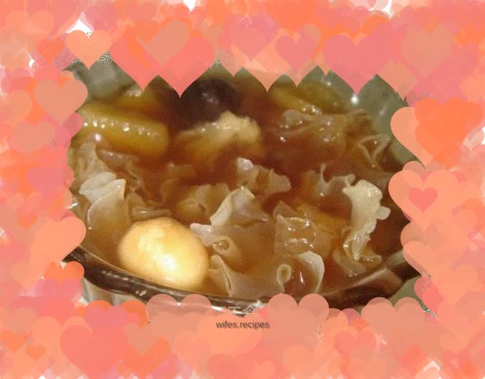 Tremella, lotus seeds and apple soup