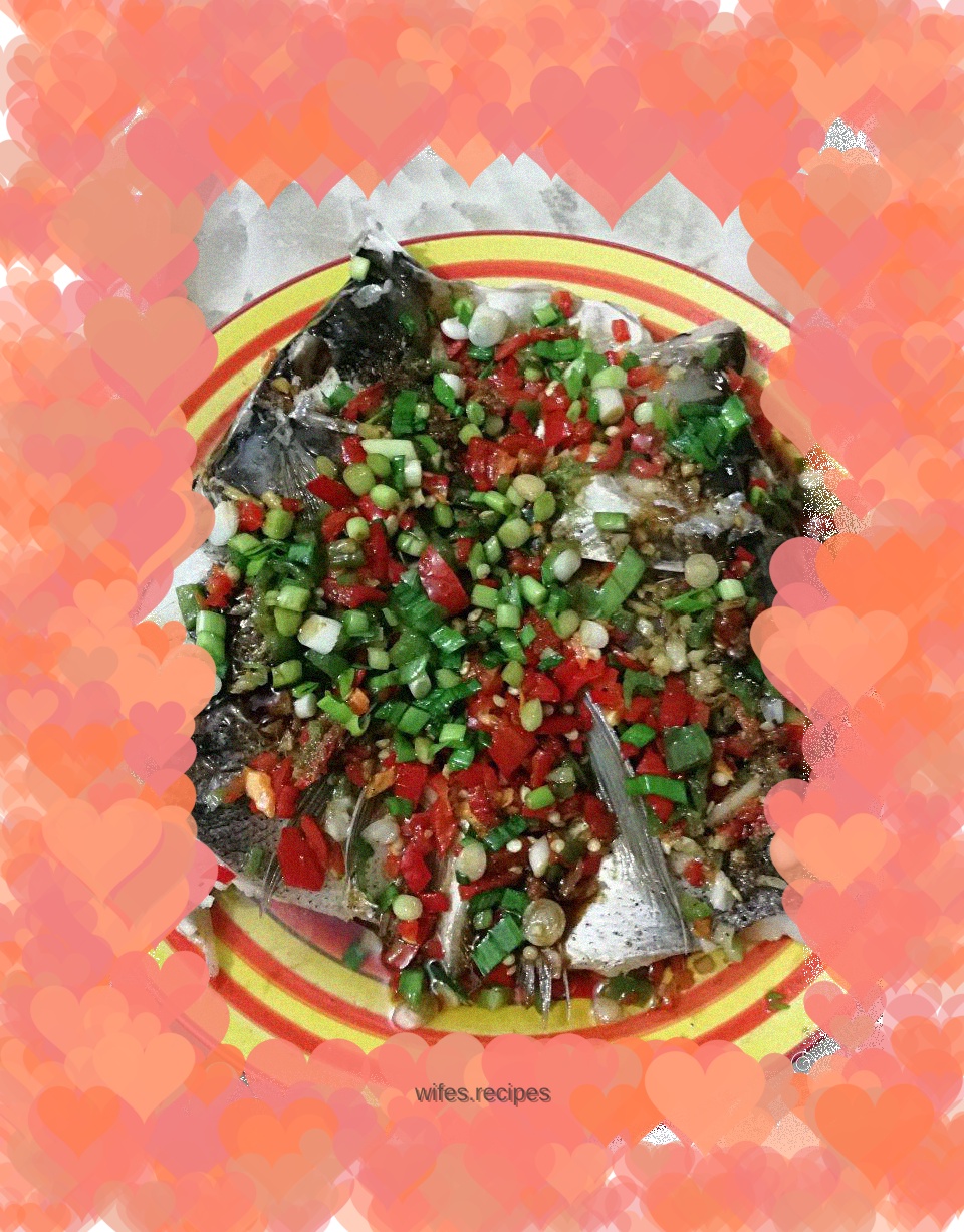 Fish head with chopped pepper