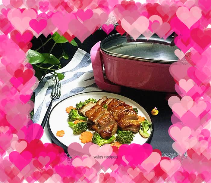 Pan-fried duck breast with honey sauce and vanilla