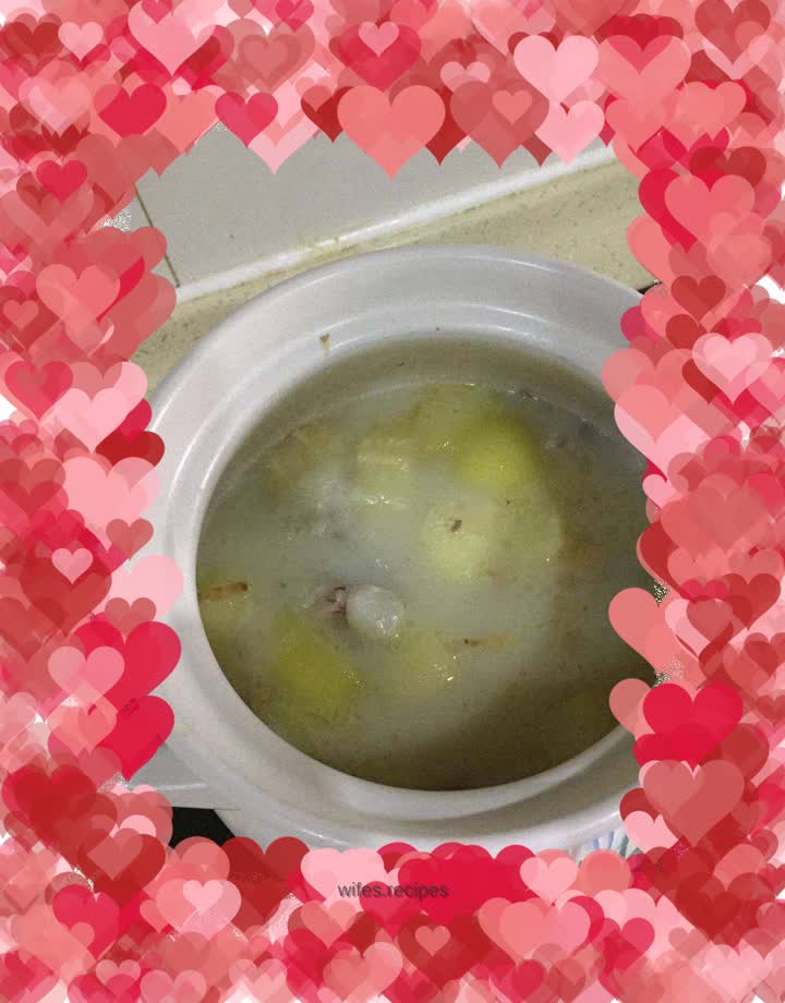 Crucian carp and papaya soup