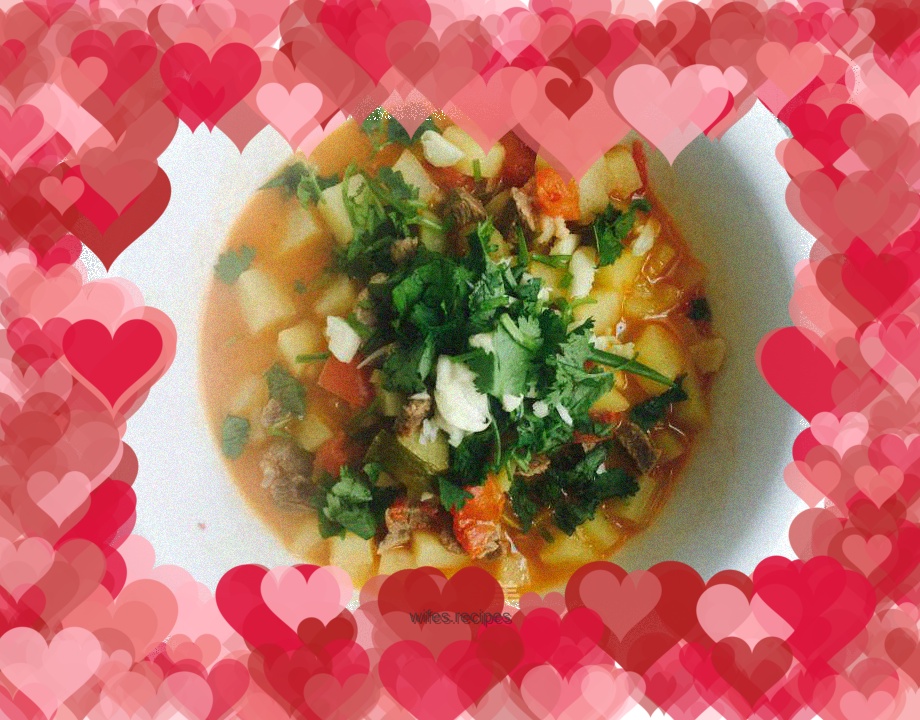 Beef stew with tomatoes and potatoes (home cooking)