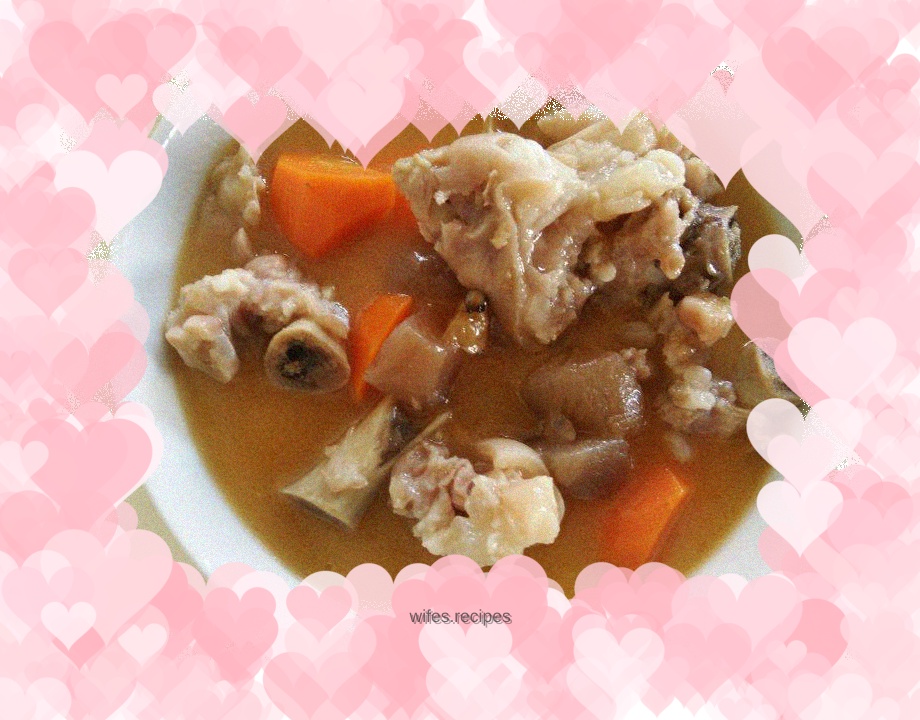 Stewed pork trotters with pickled radish