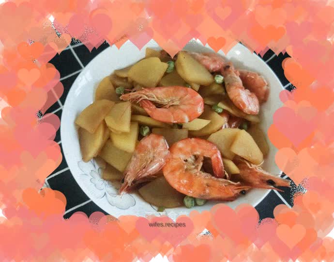 Stir-fried potato slices with shrimps, peas