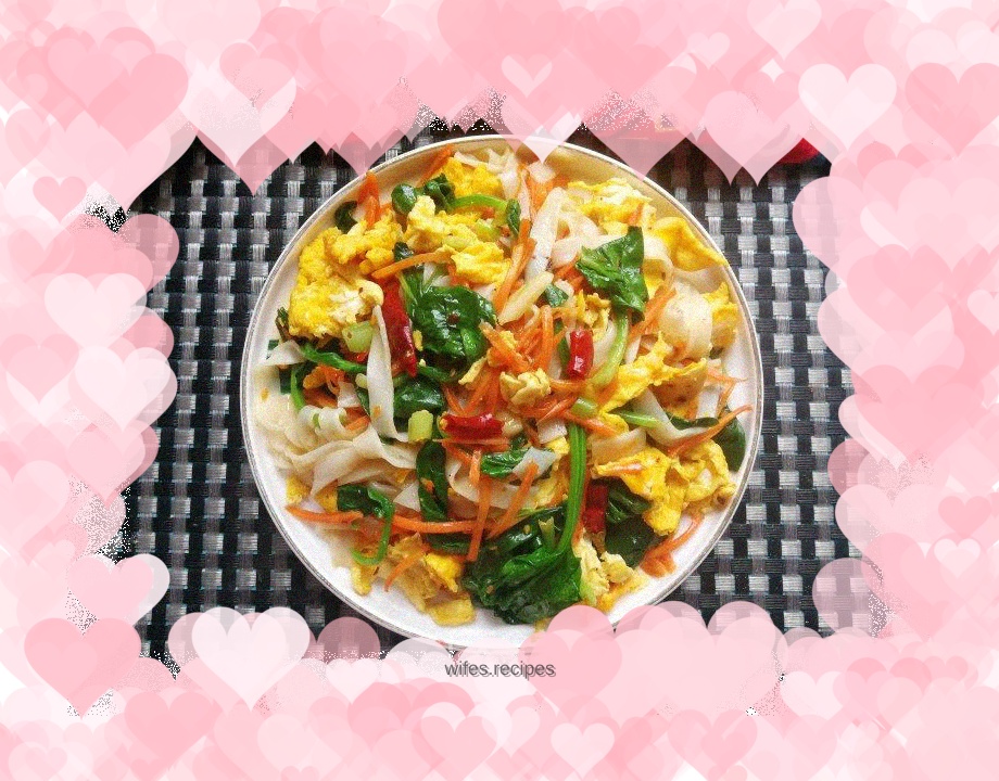 Fried rice noodles with carrots, spinach and eggs