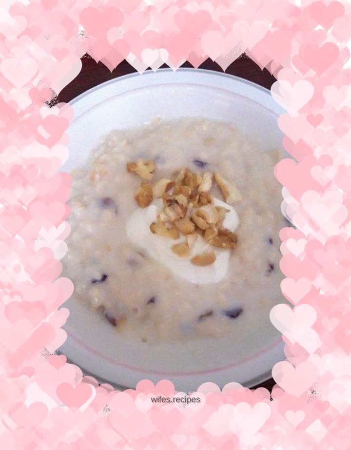 Nutritious and healthy quick breakfast-dried fruit oatmeal