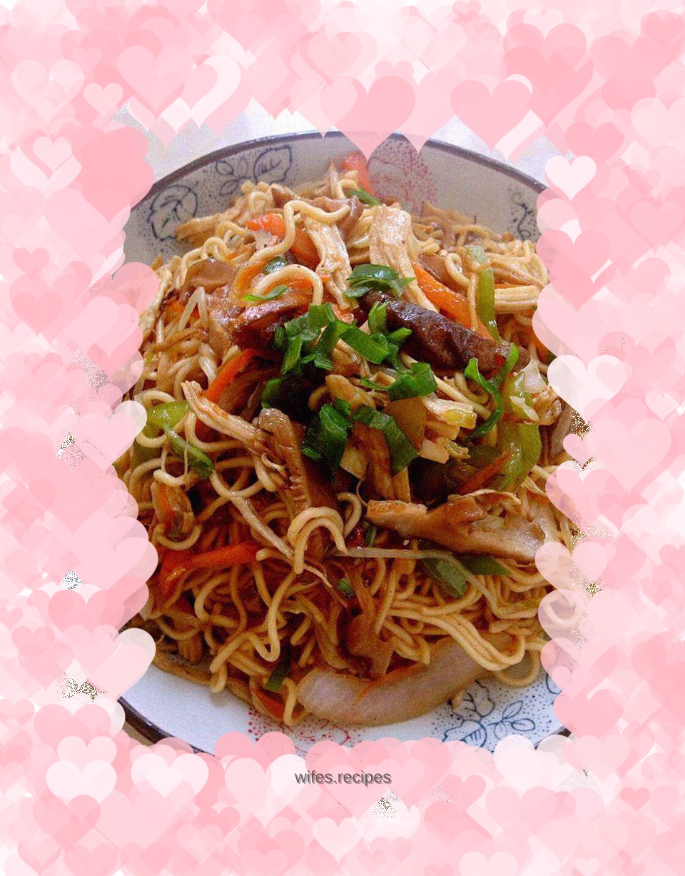 Fried noodles with mushrooms and shredded chicken