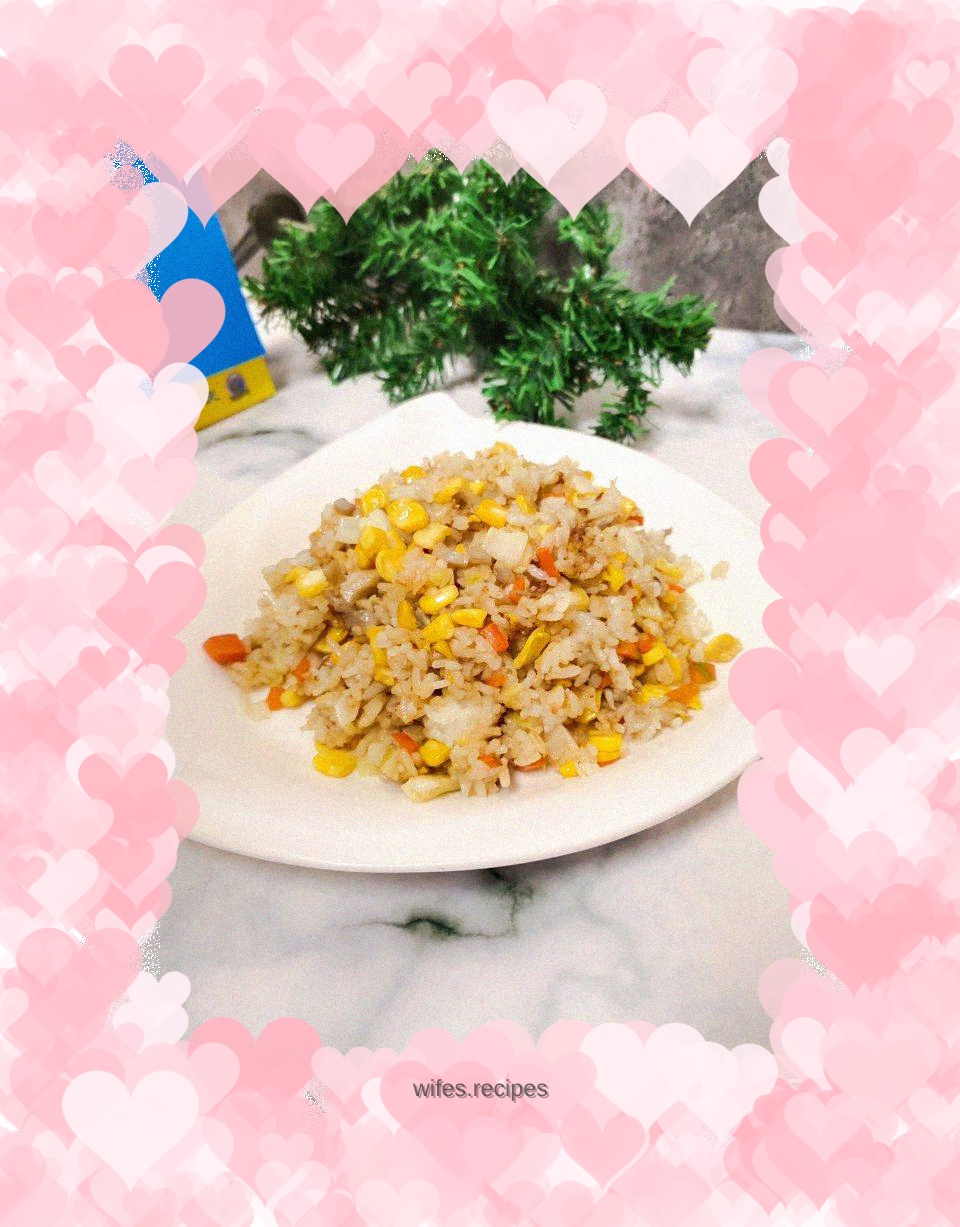 Fried rice with corn, carrot and lotus root
