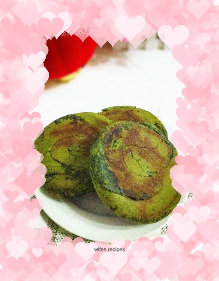 Spinach juice and black sesame sauce pancake