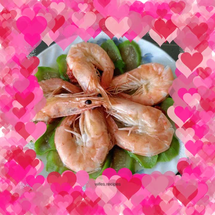 Steamed white shrimps with loofah
