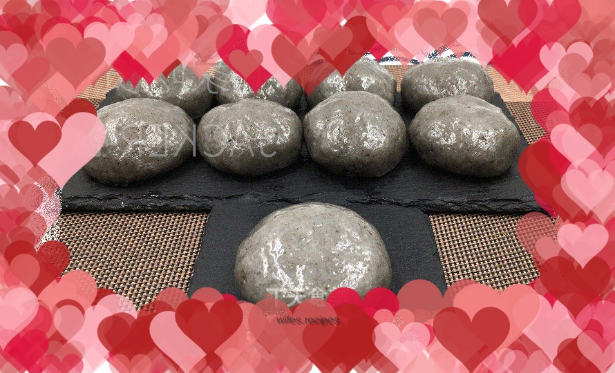 Black sesame peanut cake, the aroma of black sesame and peanuts are intertwined, soft, glutinous, sweet and super delicious.