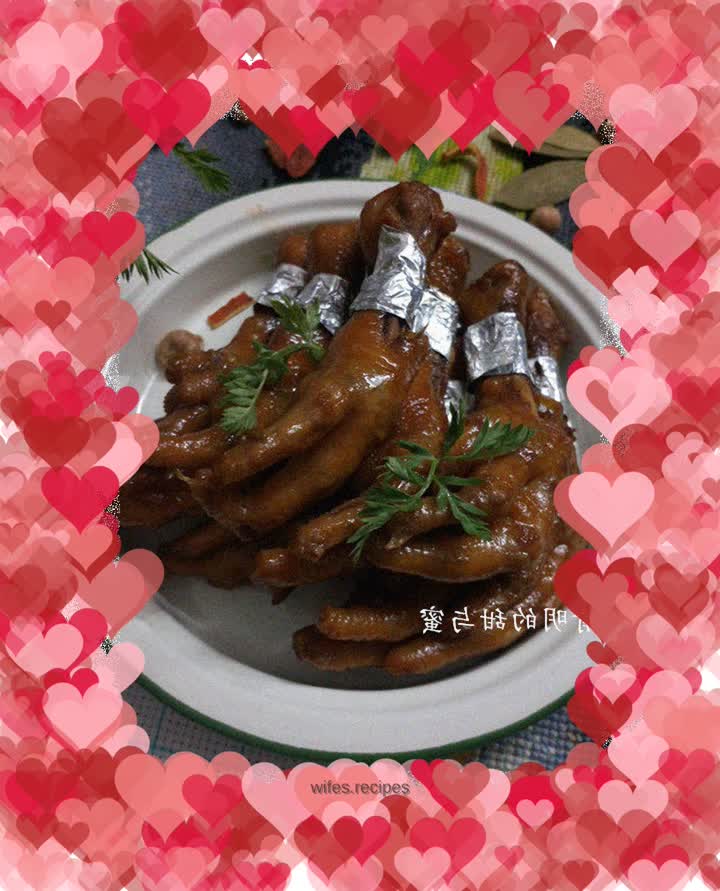 Delicious and beautiful braised chicken feet