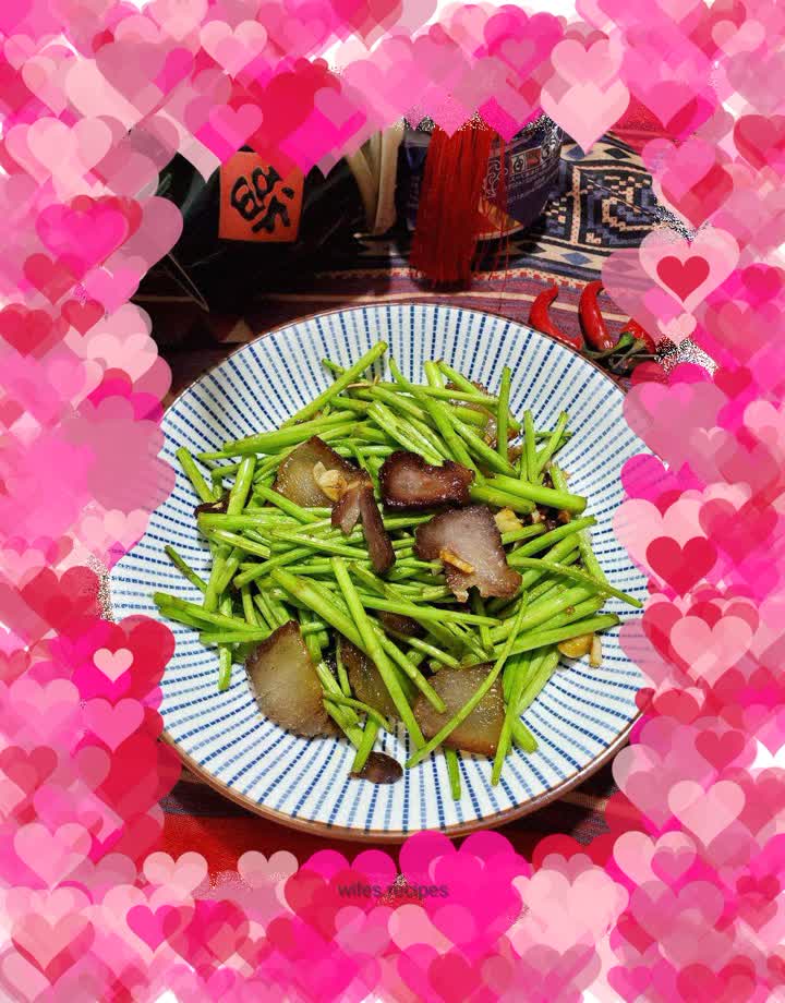 Stir-fried bacon with artemisia and artemisia