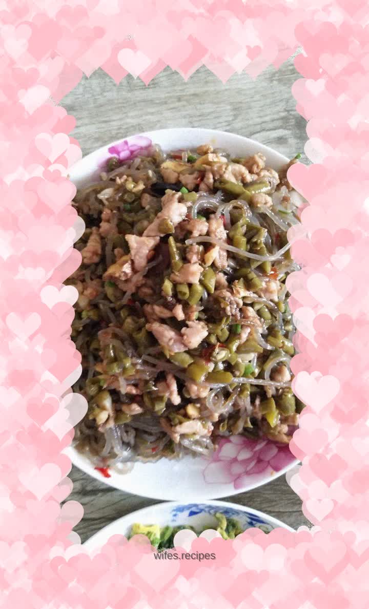 Ants climbing the tree