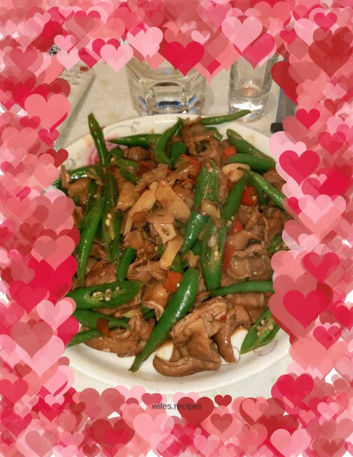 Spicy fried green pepper sausage