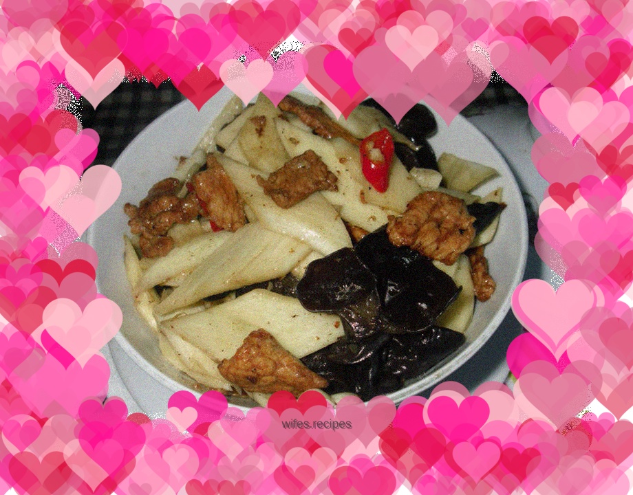 Stir-fried pork slices with wild rice fungus
