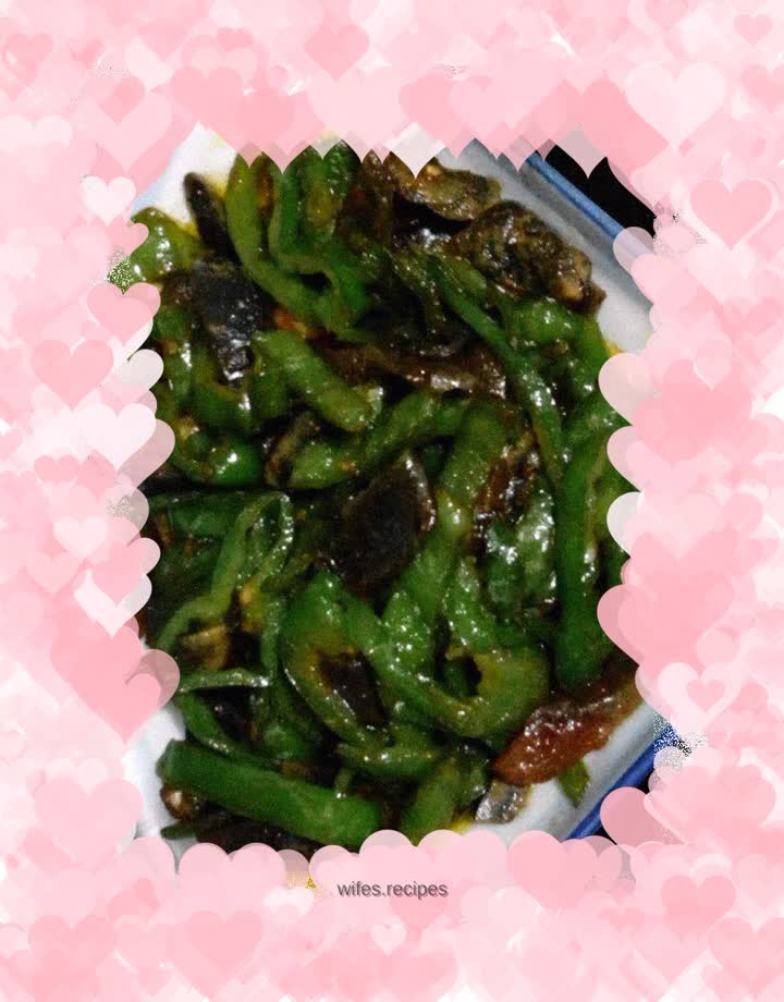 Stir-fried green peppers with preserved eggs