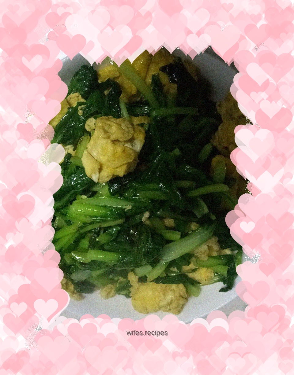 Scrambled eggs with baby greens