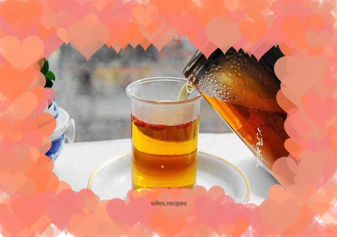 In autumn, women often drink some black tea to warm their bodies against the cold and keep their skin moisturized and looking good