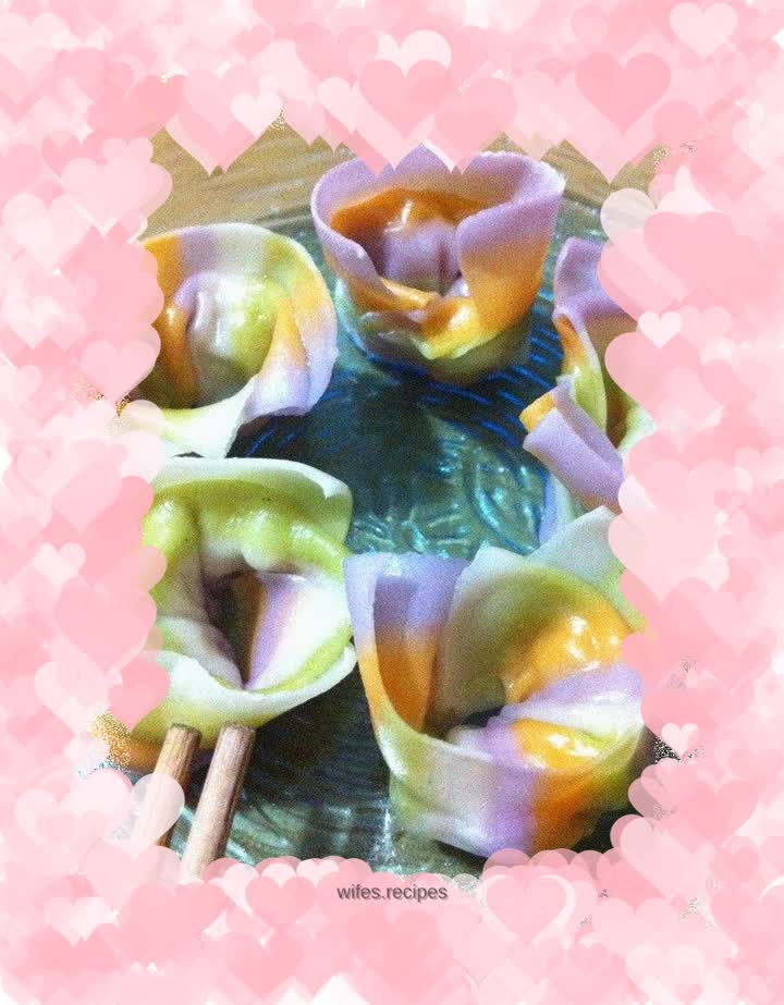 Colorful wontons