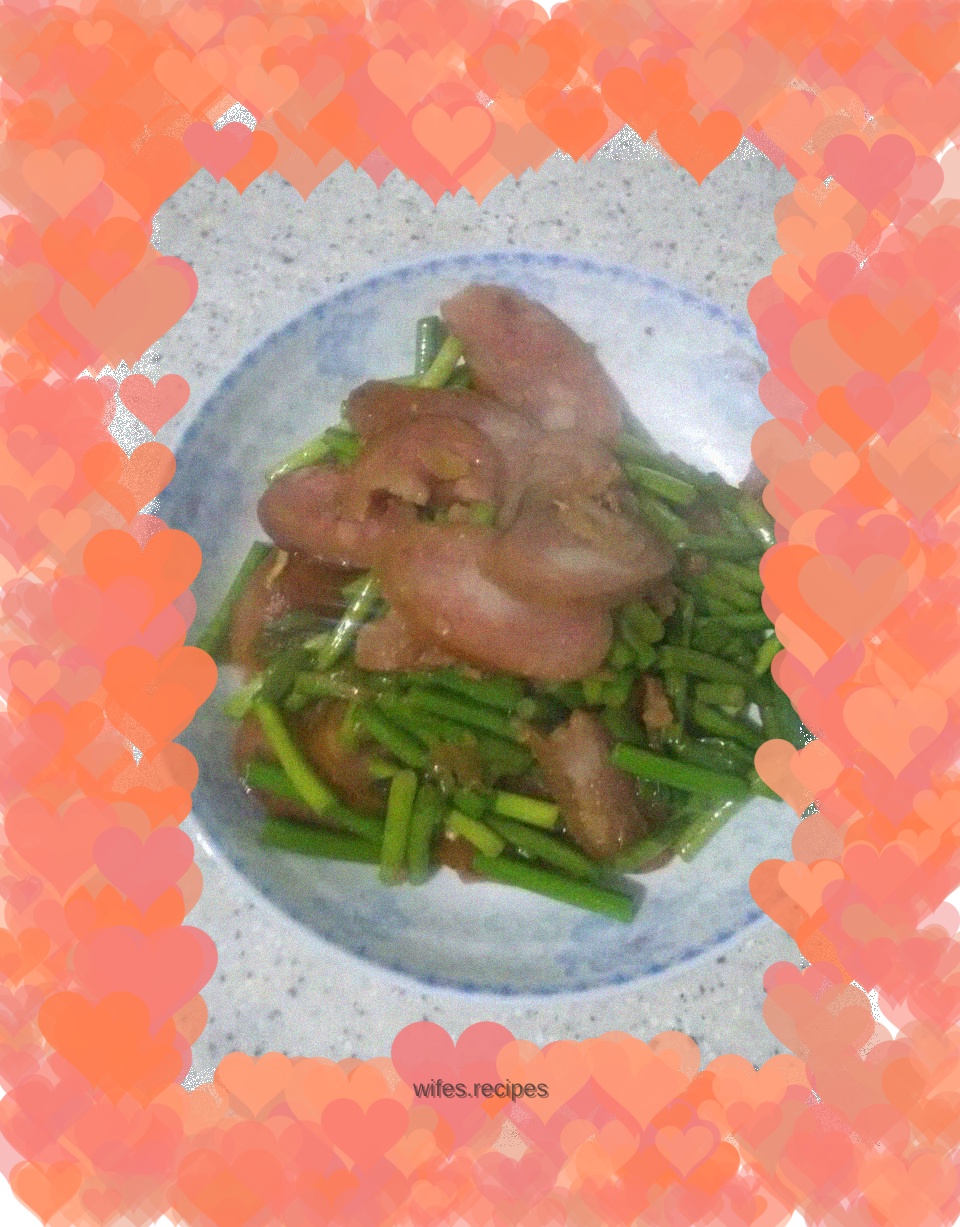 Red leaves and green branches ~ fried sausage and garlic sprouts