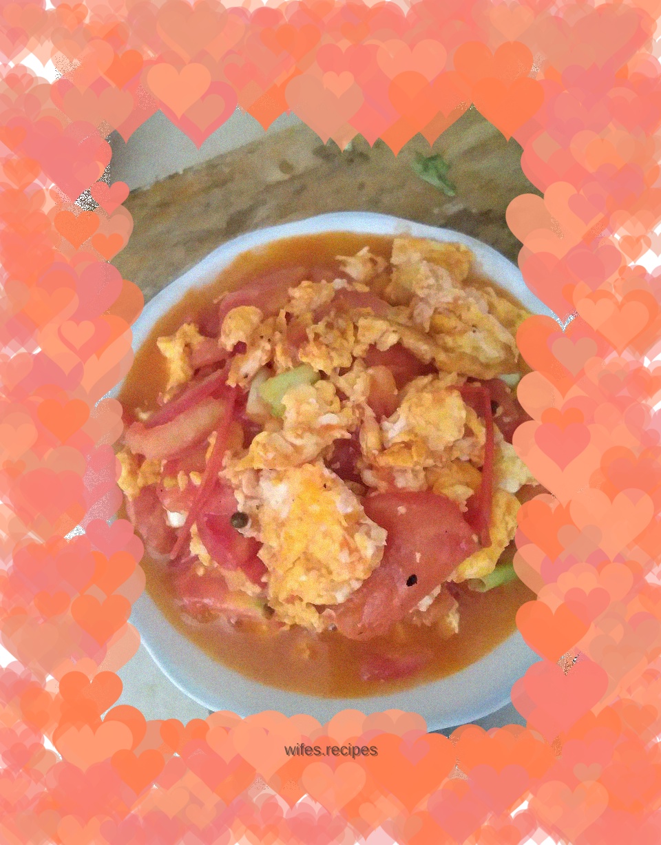 Fried eggs with tomatoes: