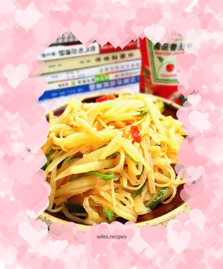 Shredded potatoes with tomato sauce