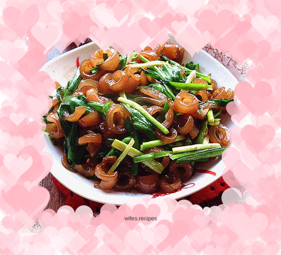 Stir-fried pork skin with leeks