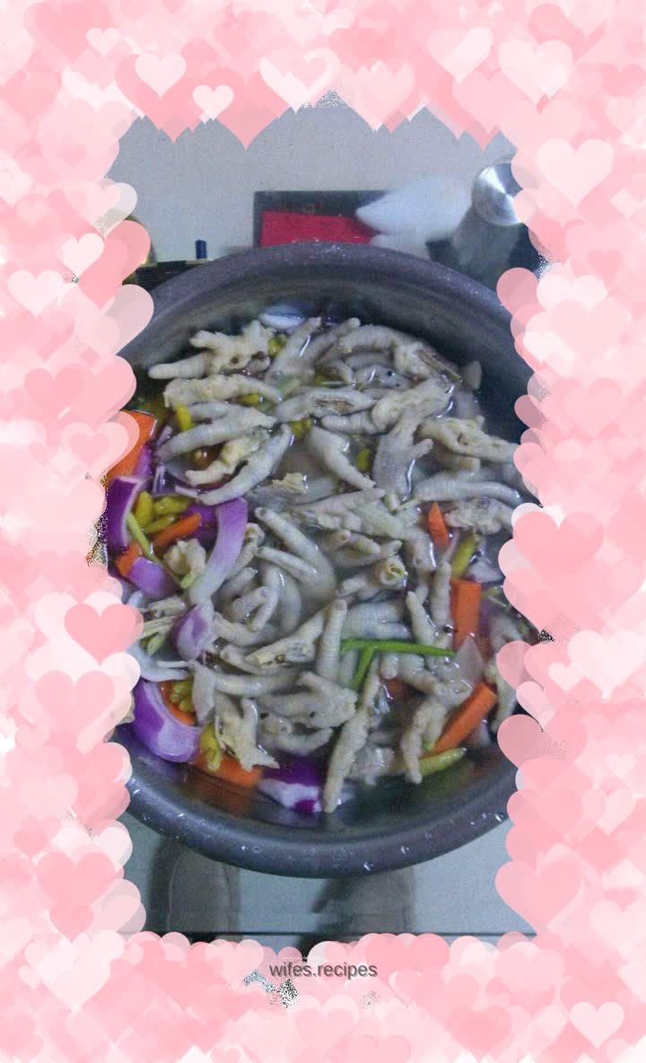 Pickled pepper chicken feet