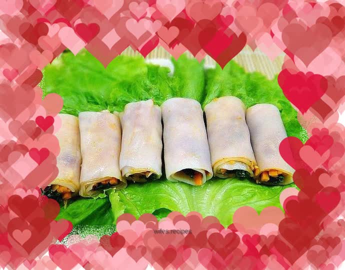 Rice rolls with sesame and spicy sauce