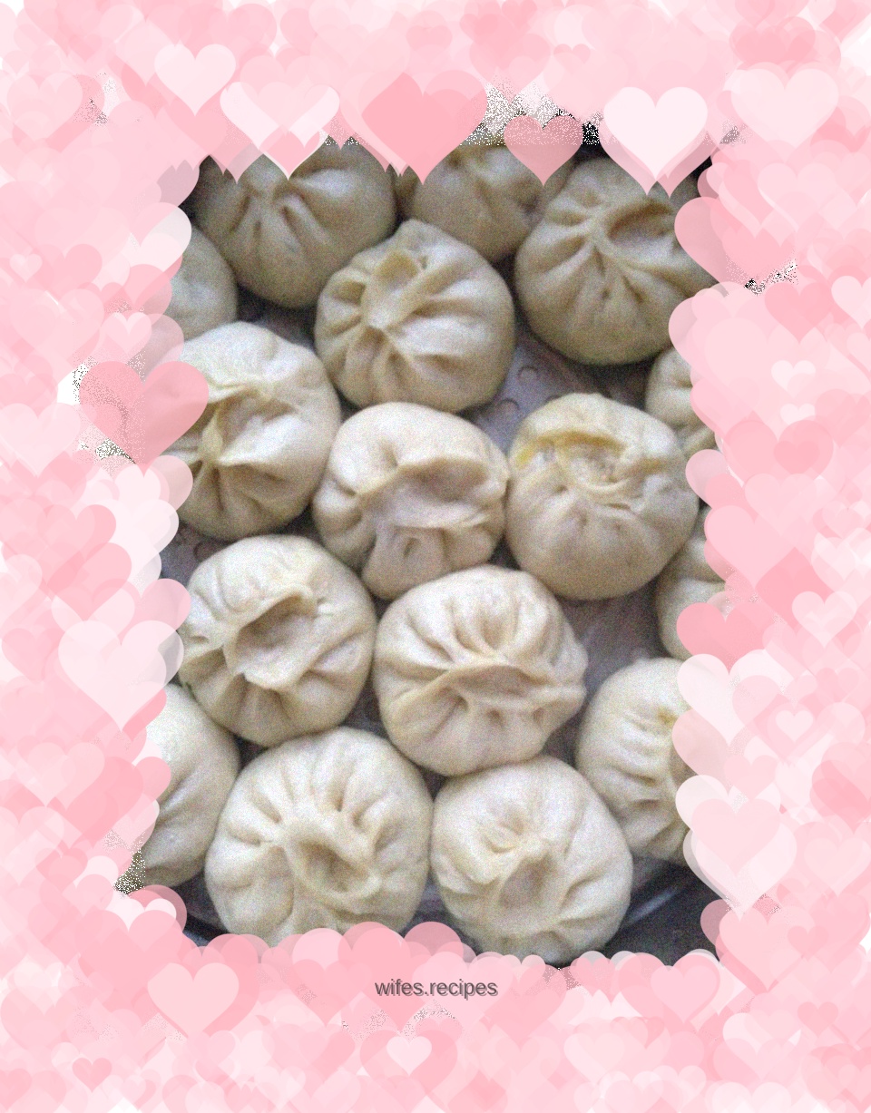 Sea oyster buns with seaweed thread