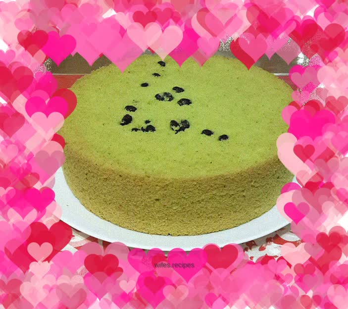 Spinach and red bean chiffon cake
