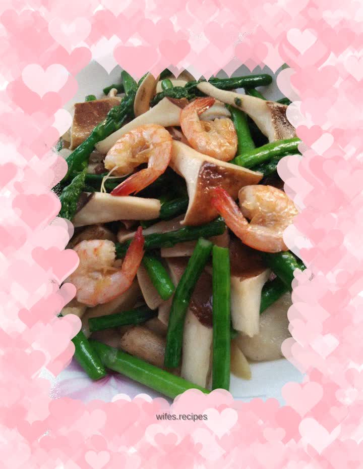 Stir-fried shrimps, asparagus, pork belly and mushrooms