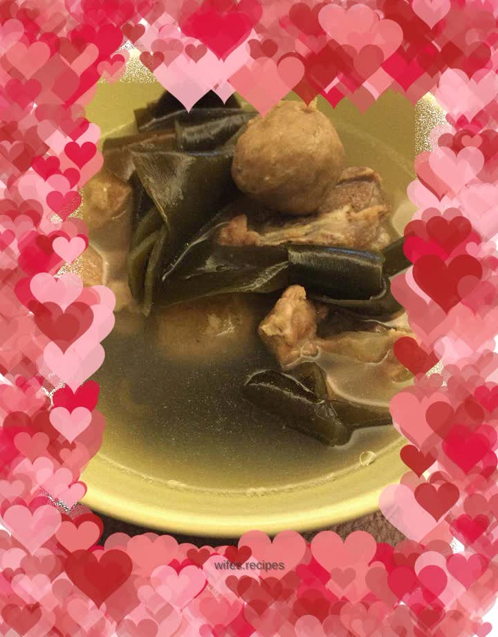 Seaweed and pork ribs soup