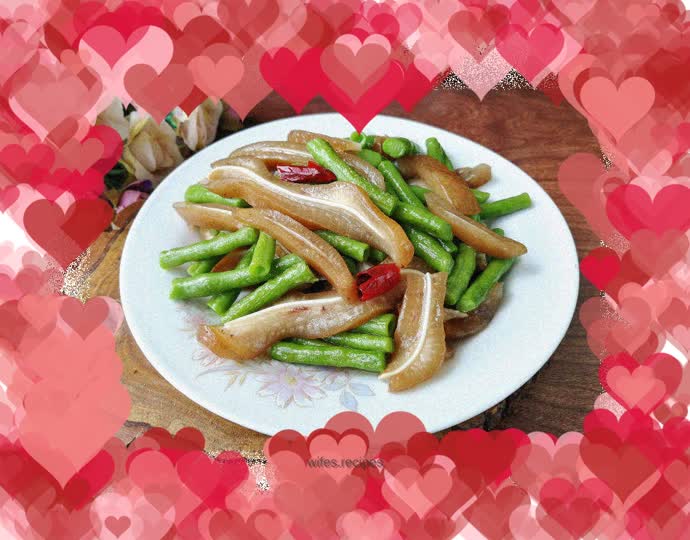 Stir-fried pig ears with cowpeas
