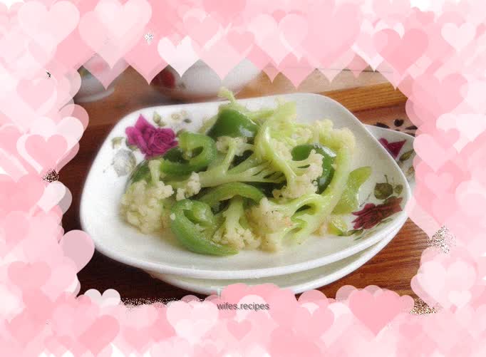 Stir-fried organic cauliflower with green pepper