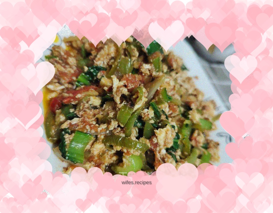 Scrambled eggs with tomatoes (with some green vegetables)