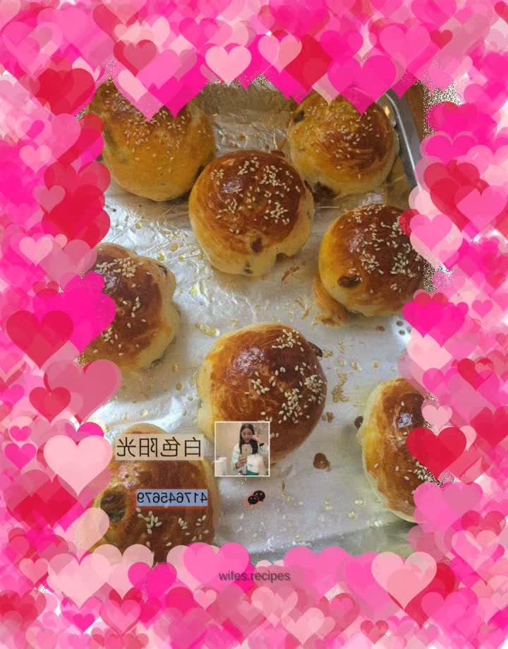 Raisin and wolfberry bean paste bread