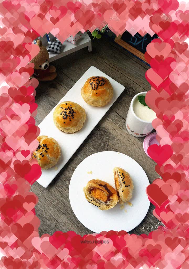 Red lotus egg yolk cake