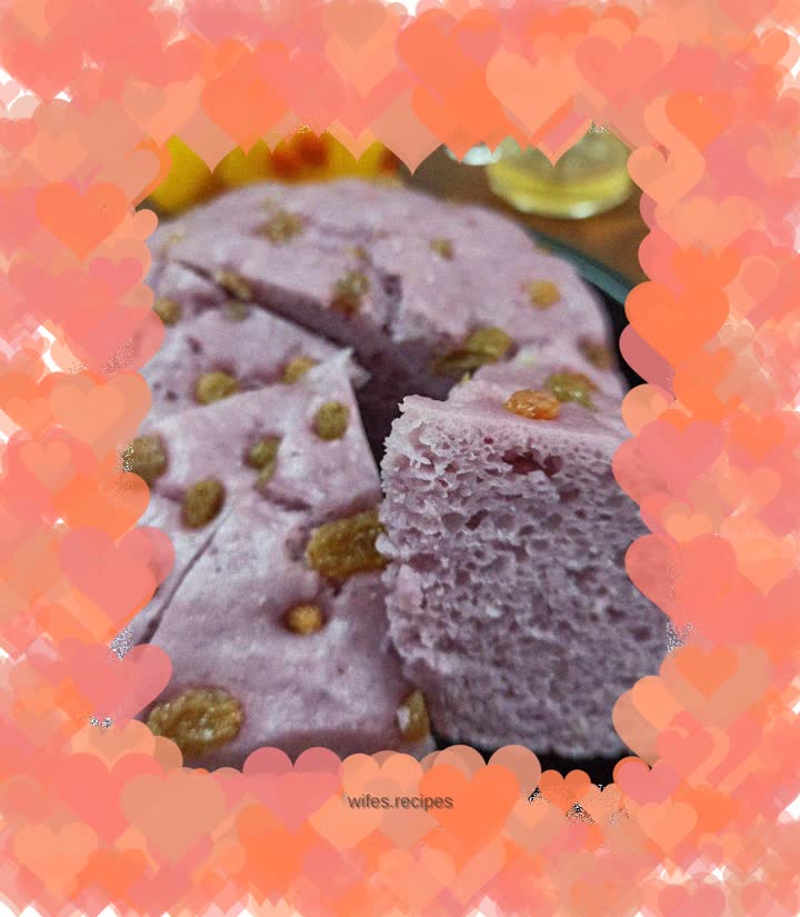 Purple sweet potato and raisin steamed cake