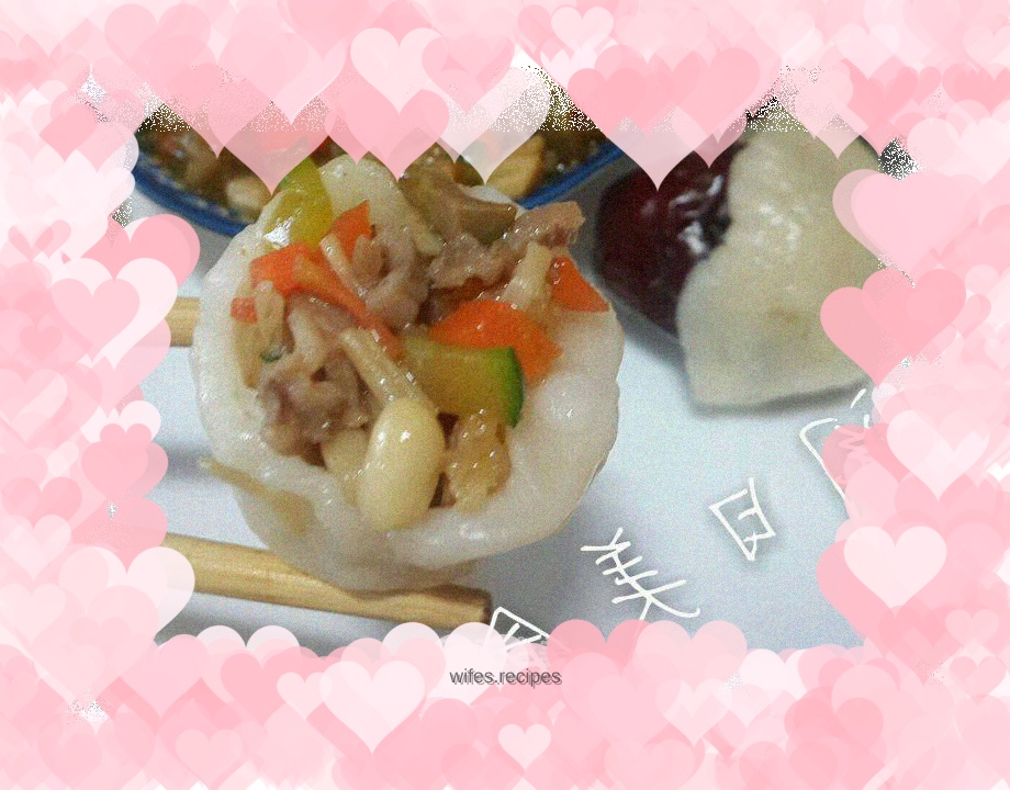 Hot noodles with vegetable steamed buns