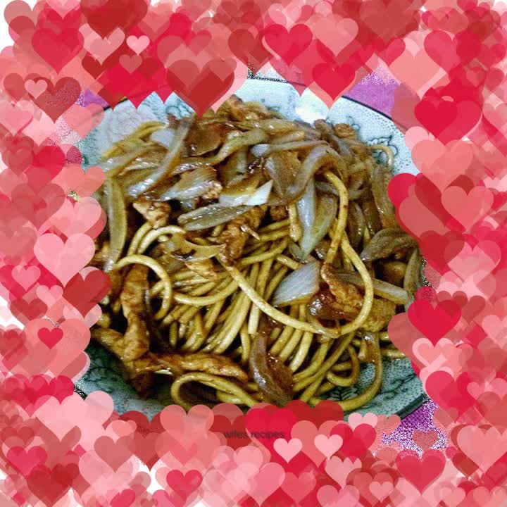Fried noodles with onion and shredded pork