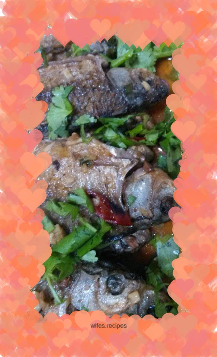 Grilled crucian carp with minced meat