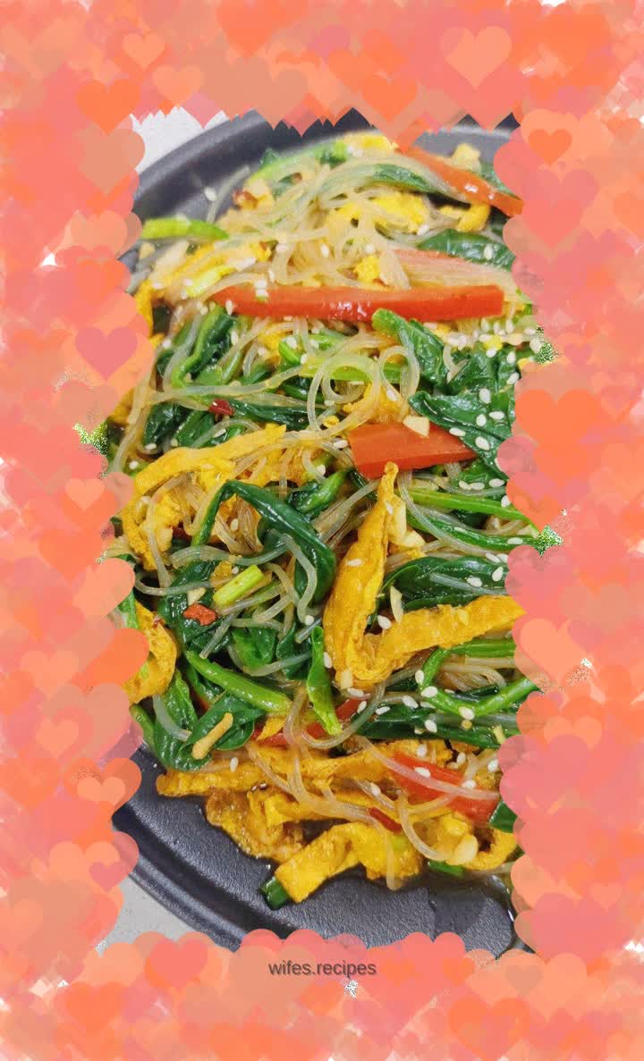 Spinach mixed with vermicelli and egg skin