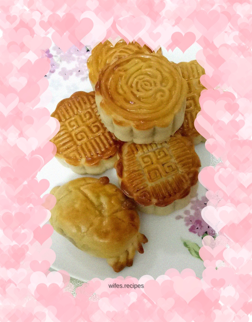 Lotus Paste and Egg Yolk Mooncake