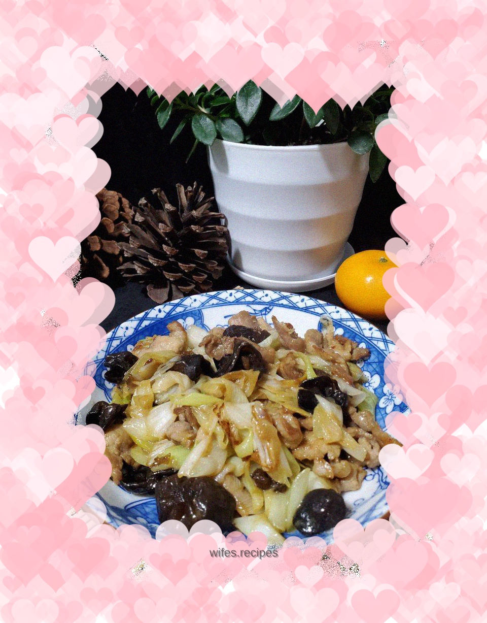 Stir-fried pork slices with green onions and black fungus