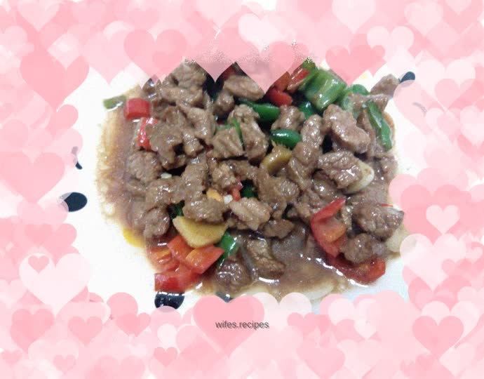 Stir-fried diced beef with green and red peppers