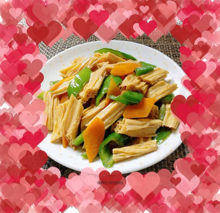 Stir-fried yuba with carrots and green peppers